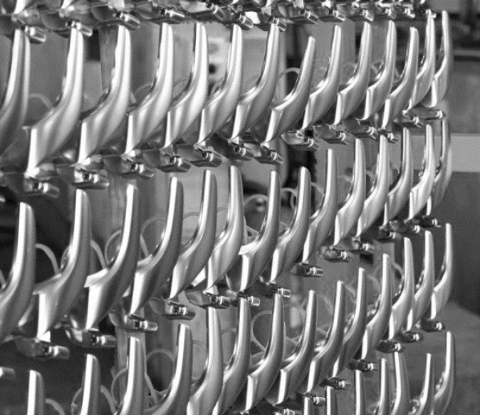 La galvanoplastie sur plastique est notamment utilisée pour les poignées de porte intérieures de voiture.